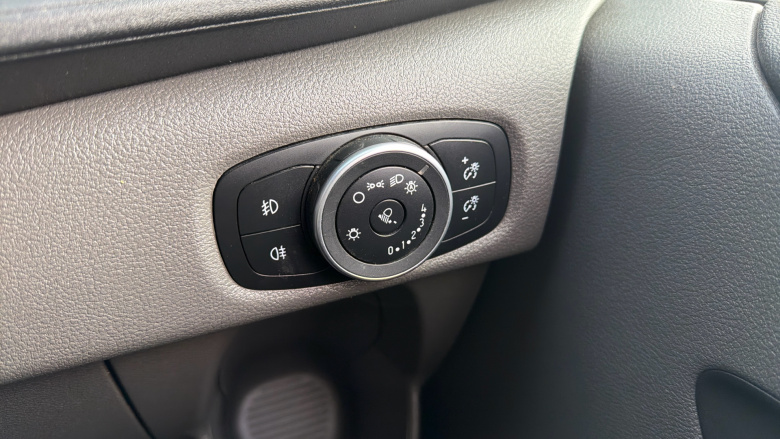 Ford Transit Custom 300 L2 Diesel Fwd 2.0 EcoBlue 130ps Low Roof D/Cab Limited Van